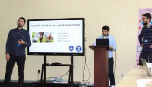 Yigitlar porno tomosha qilishadi Oyoq fetishi Yanina Studilina