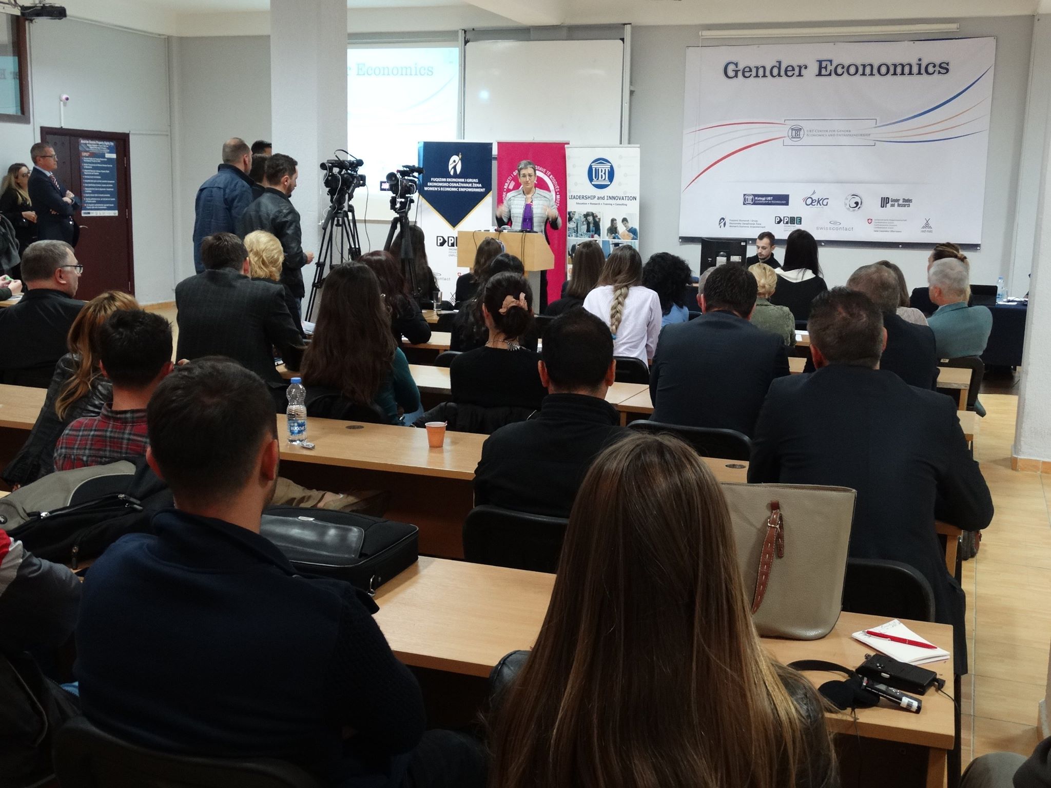 Diskutohen aspektet gjinore në ekonomi, themelohet Qendra e UBT-së për Ekonomi dhe Barazi Gjinore