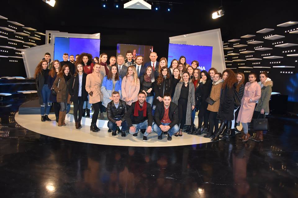 Studentët e UBT-së përfundojnë pjesëmarrjen në emisionin “Magazina Lokale”, të Klan Kosovës