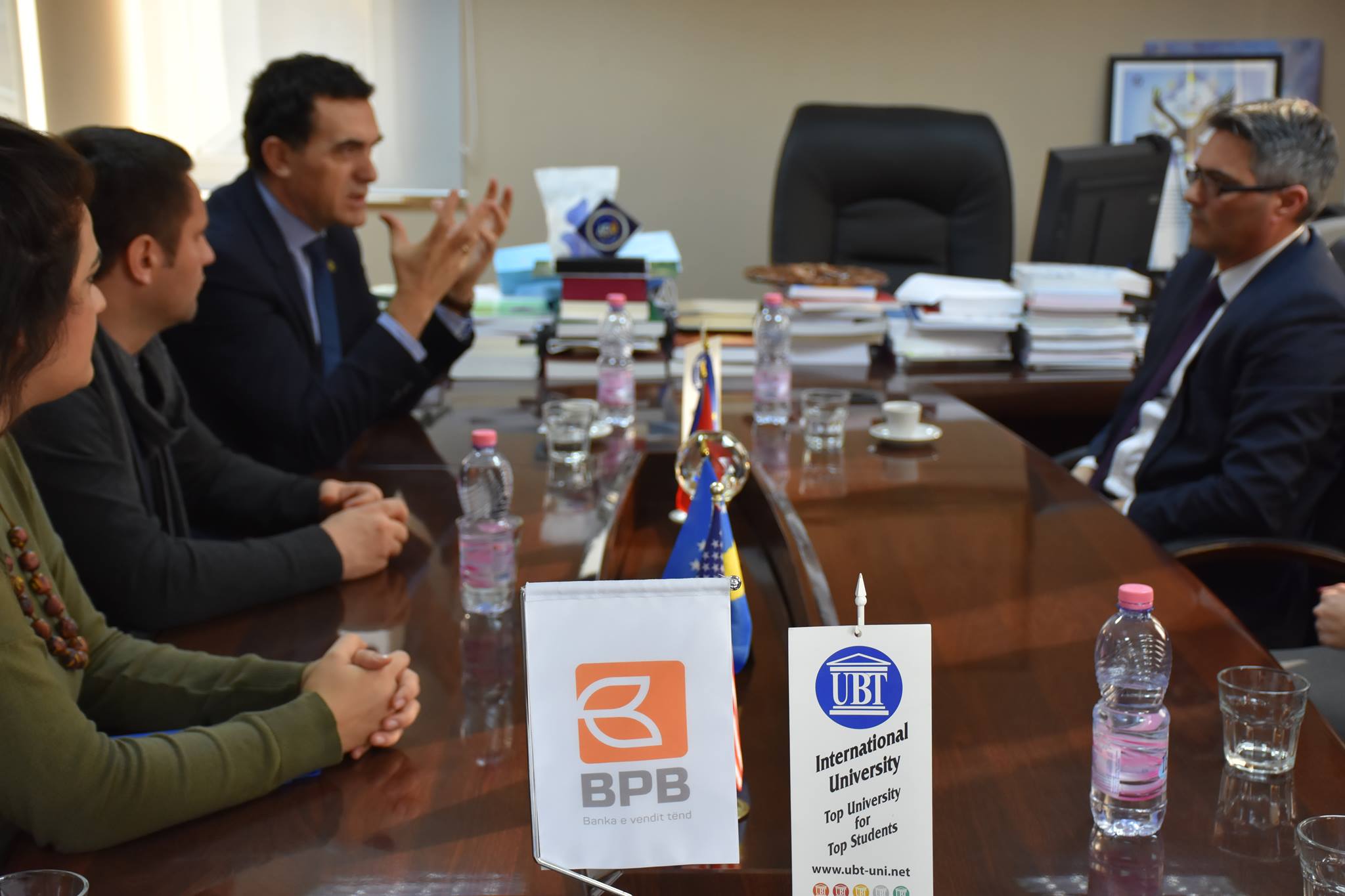UBT nënshkruan marrëveshje bashkëpunimi më Bankën për Biznes (BpB)
