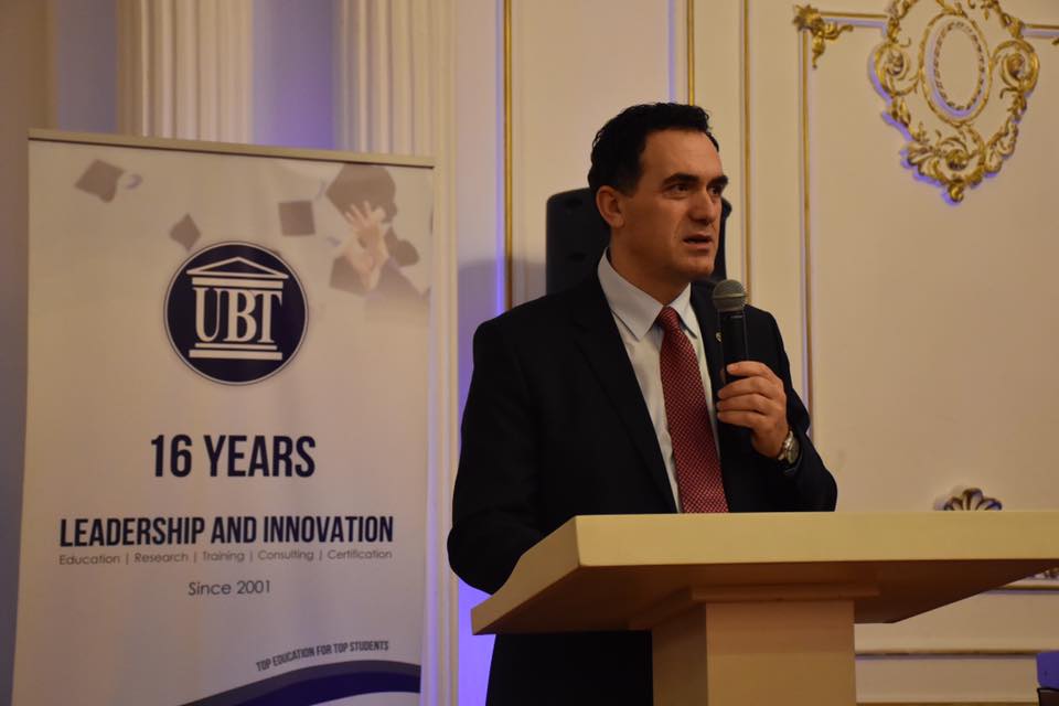 Rektori Hajrizi nderohet me dy çmimet “Akademik Nderi” dhe “Profesor Nderi”