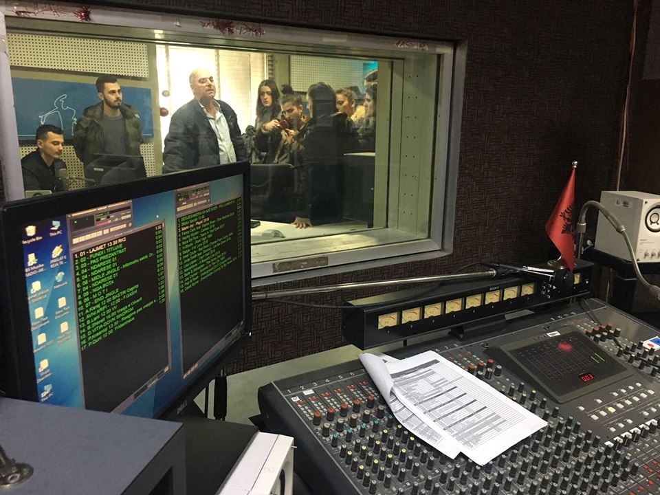 Studentët e Fakultetit Media dhe Komunikim vizituan Radio Kosovën