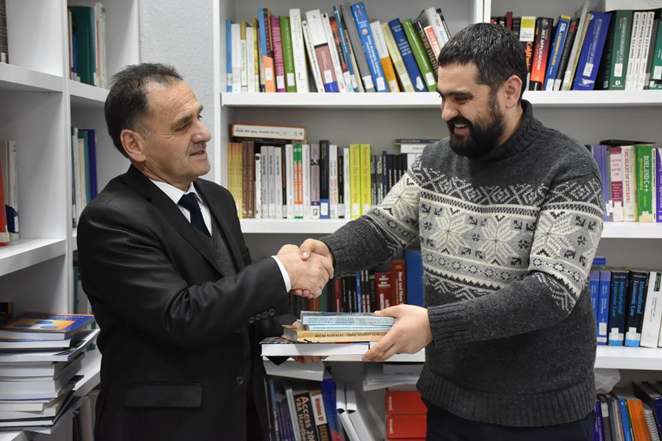 Ligjëruesi Ruzhdi Jashari i dhuron bibliotekës së UBT-së pesë tituj të rinj