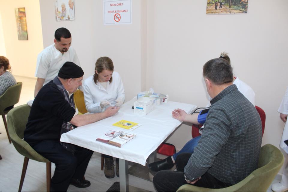 Studentët e Infermierisë ofrojnë shërbime shëndetësore për të moshuarit