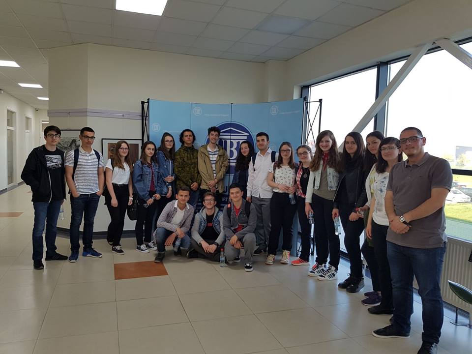 Nxënësit e gjimnazit “Xhevdet Doda” vizituan UBT-në