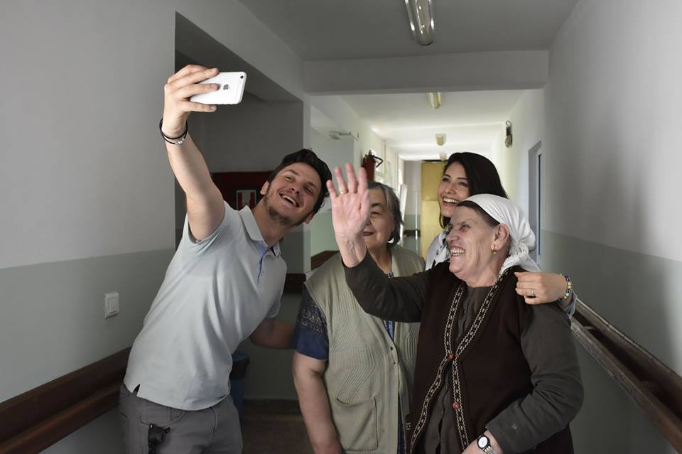 Studentët e UBT-së zhvilluan aksion humanitar në Shtëpinë e të Moshuarve