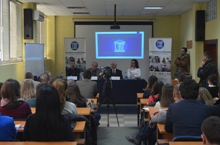 Diplomati dhe shkrimtari Besnik Mustafaj, diskutoi me studentët e UBT-së