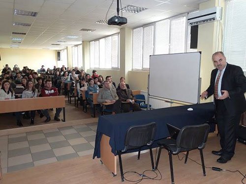 Kryetari i KPM-së foli para studentëve të UBT-së për “Digjitalizimin në Kosovë”