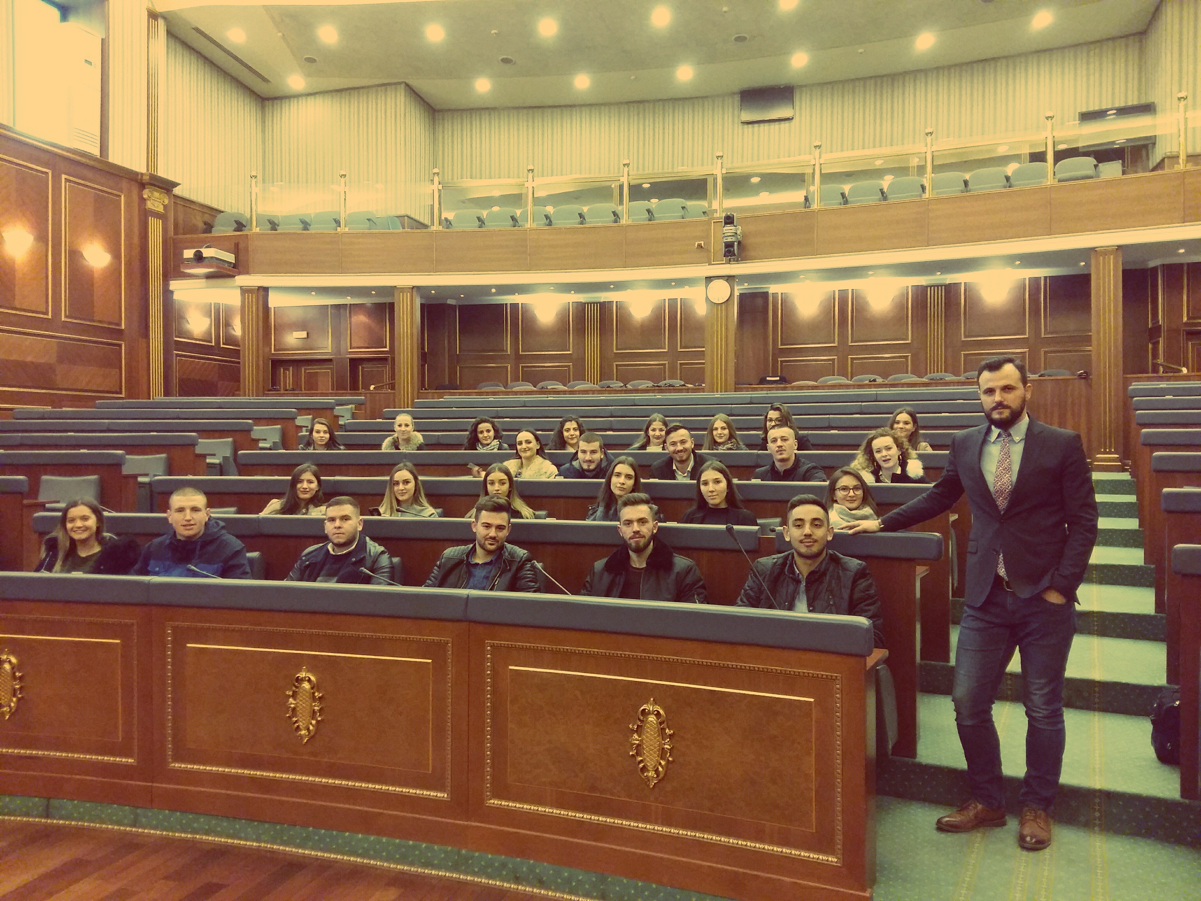 Studentët e UBT-së vizituan Kuvendin e Kosovës