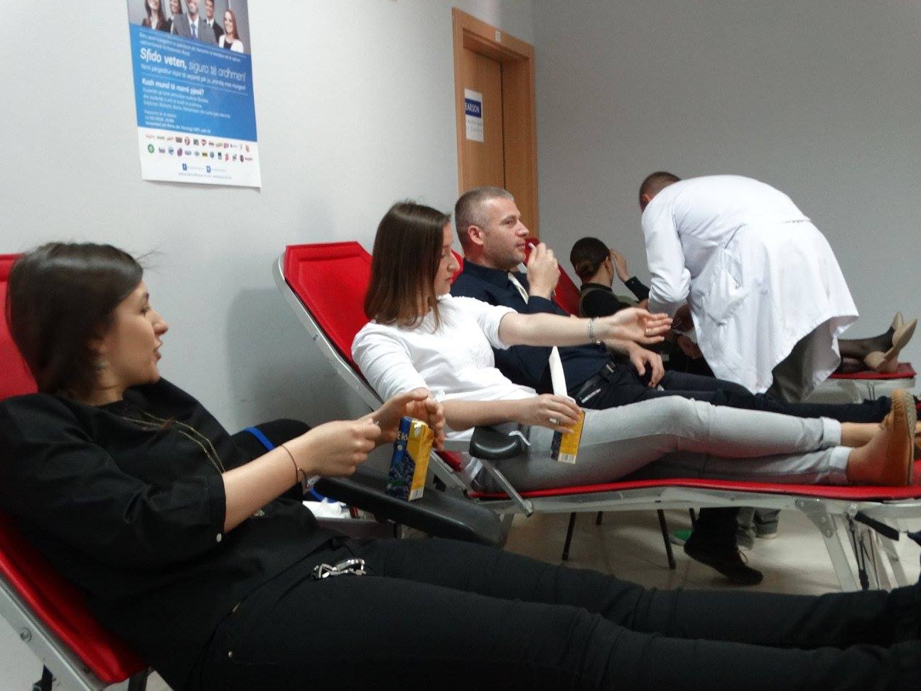 Profesorë dhe studentë të UBT-së në aksion për dhënie vullnetare të gjakut