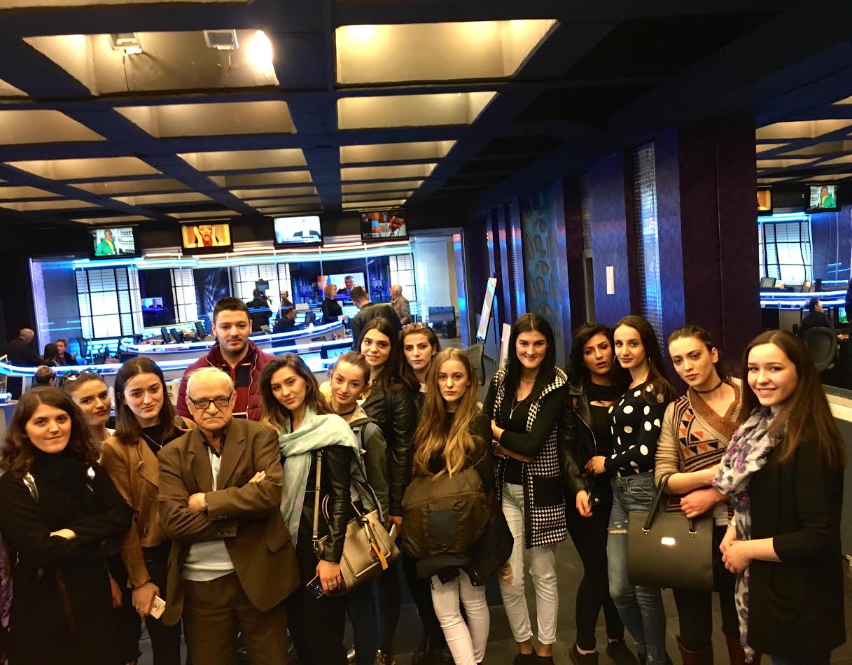 Studentët e gazetarisë vizituan RTV 21