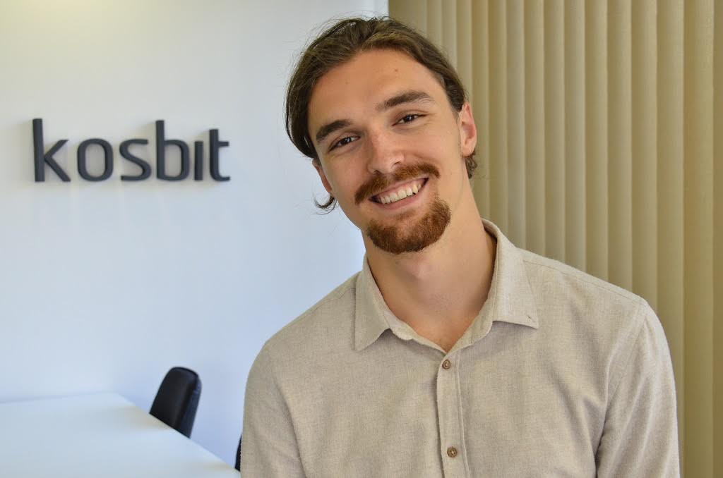 Studenti i UBT-së, Gent Reshtani punësohet në kompaninë Kosbit.net