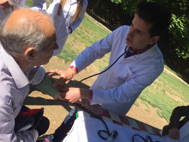 Studentët e Infermierisë ofrojnë shërbime mjekësore falas për qytetarët në parkun e Gërmisë