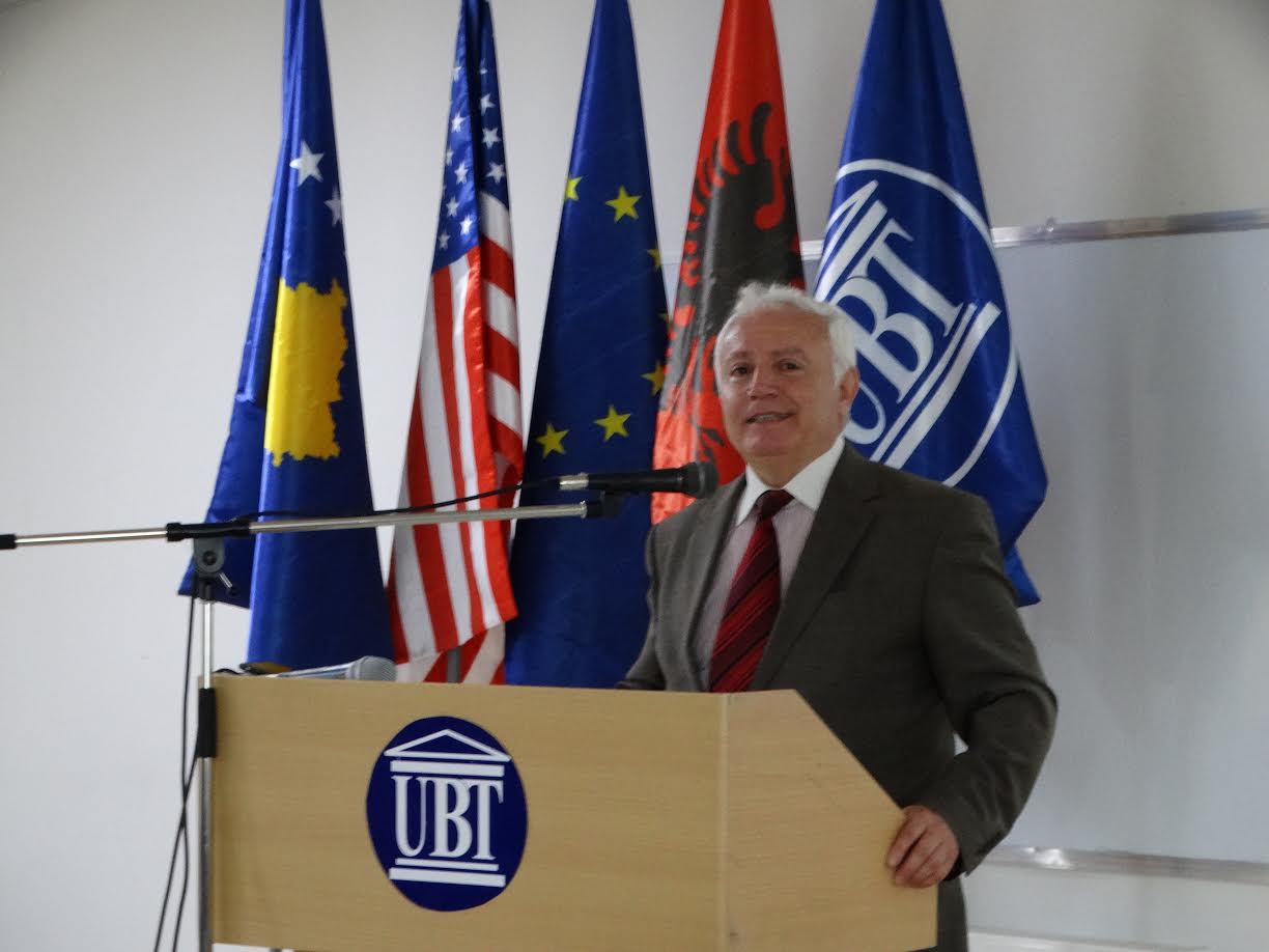 Akademiku Ilirjan Malollari ligjëron për studentët e UBT-së
