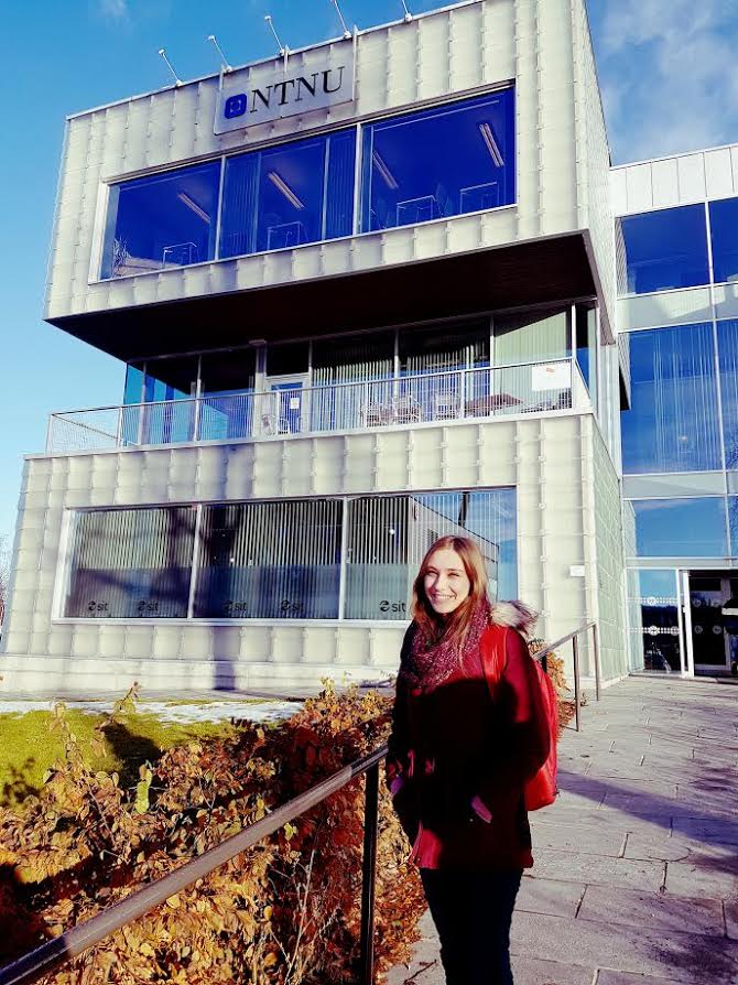 Studentët e dalluar të UBT-së ndihmojnë kolegët në lëndë të caktuara