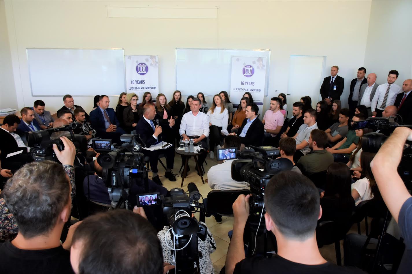 Veseli e Haradinaj bashkëbisedojnë me studentët e UBT-së