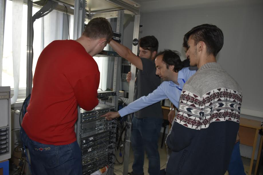 Studentët e SHKI-së testojnë krijimet e tyre në laboratorët inovativë të UBT-së