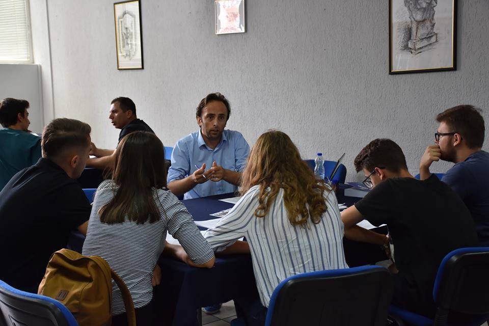 Interesim i madh i të rinjve nga Gjilani e Kamenica për regjistrim në UBT