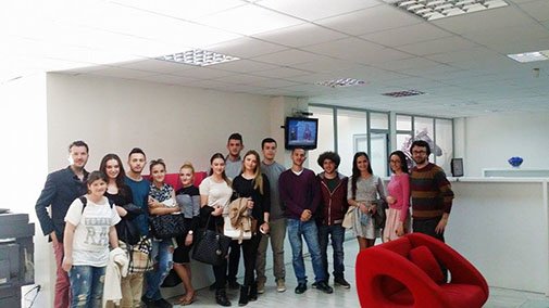 Studentët e Fakultetit të Medias dhe Komunikimit të UBT-së vizituan portalin “telegrafi.com”