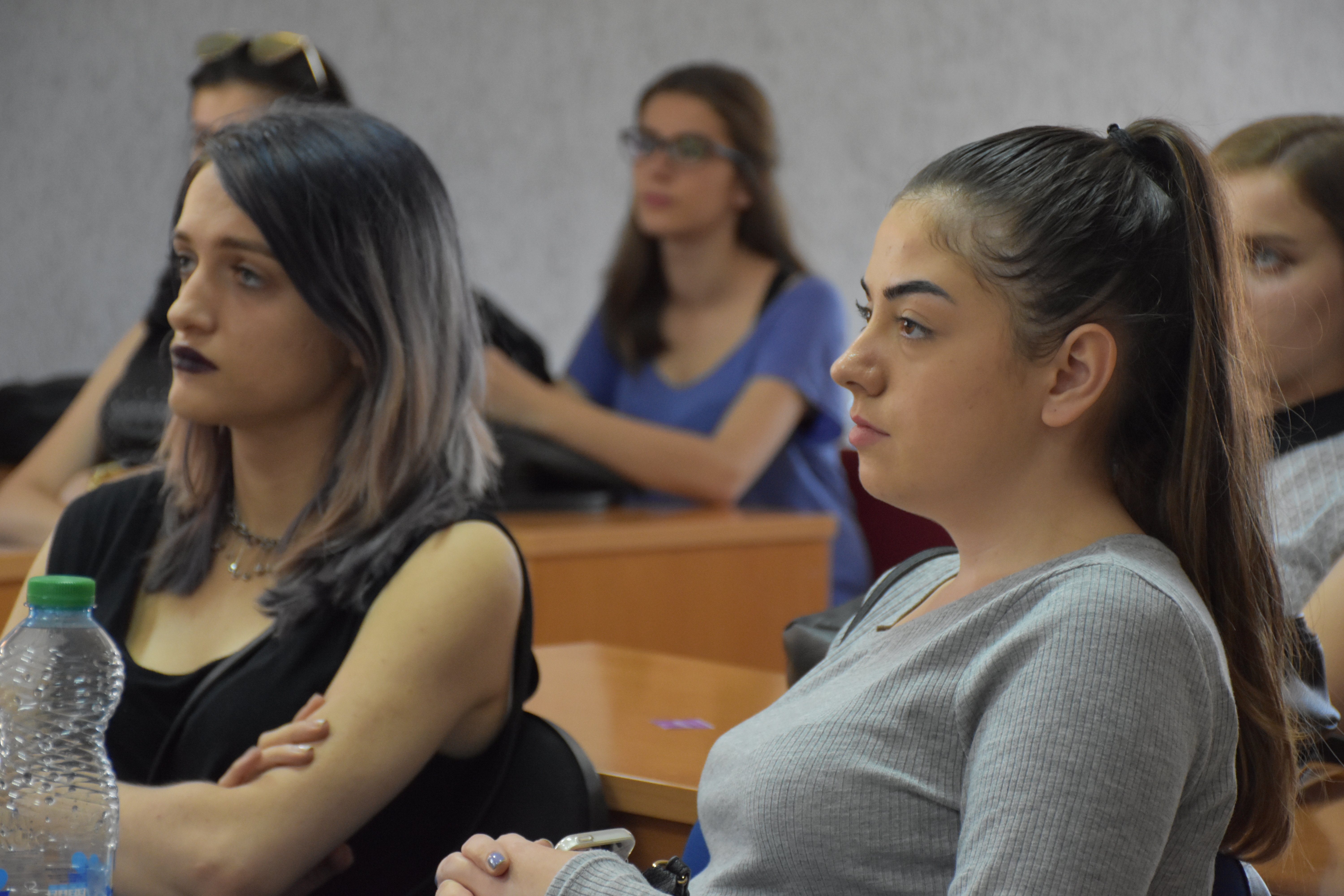 Studentët e Medias e Komunikimit dëgjojnë ligjëratë për rolin qenësor të etikës në gazetari