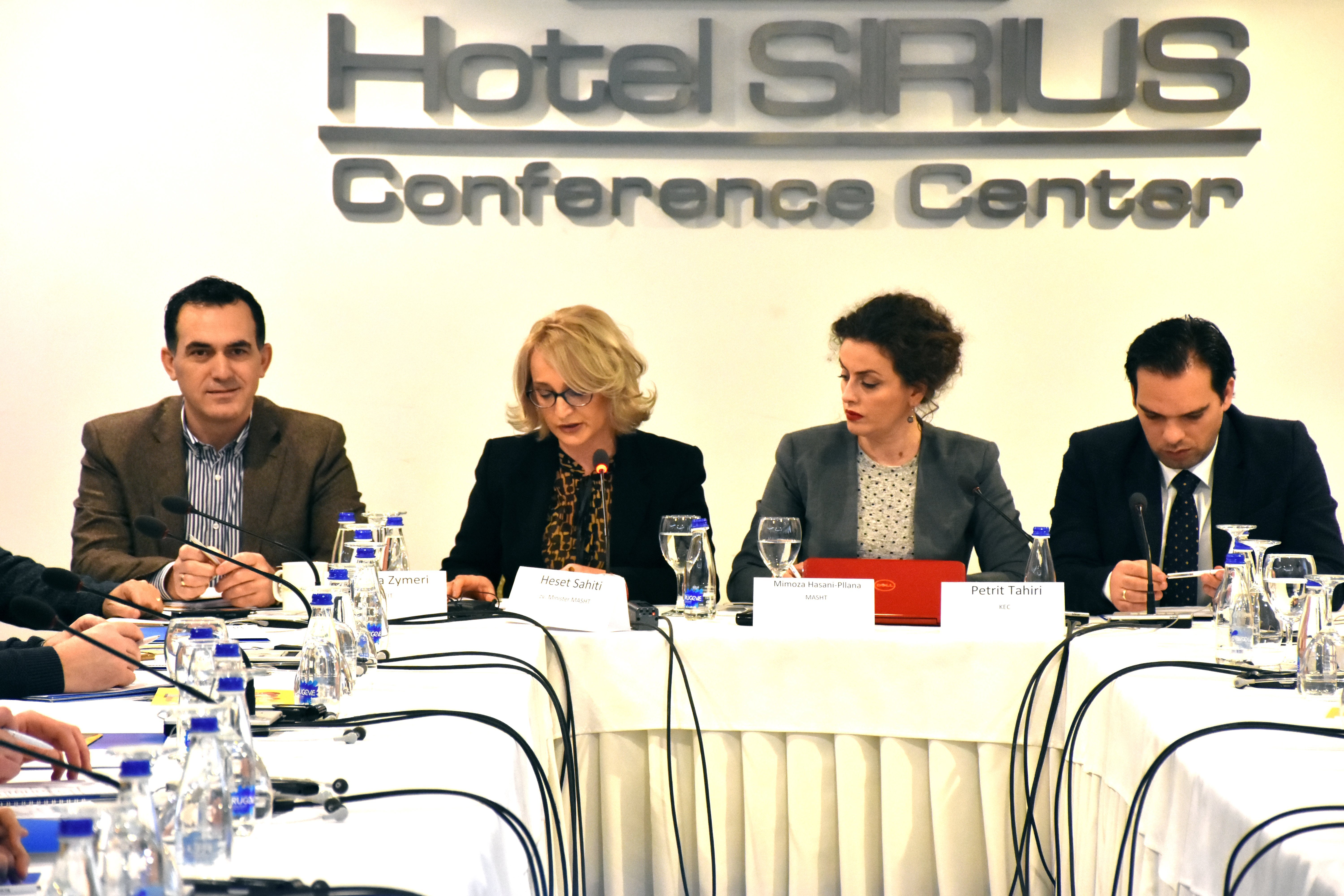 Mbi 95 për qind e adoleshentëve kanë qasje në internet, diskutohet për mbrojtjen e tyre nga efektet negative