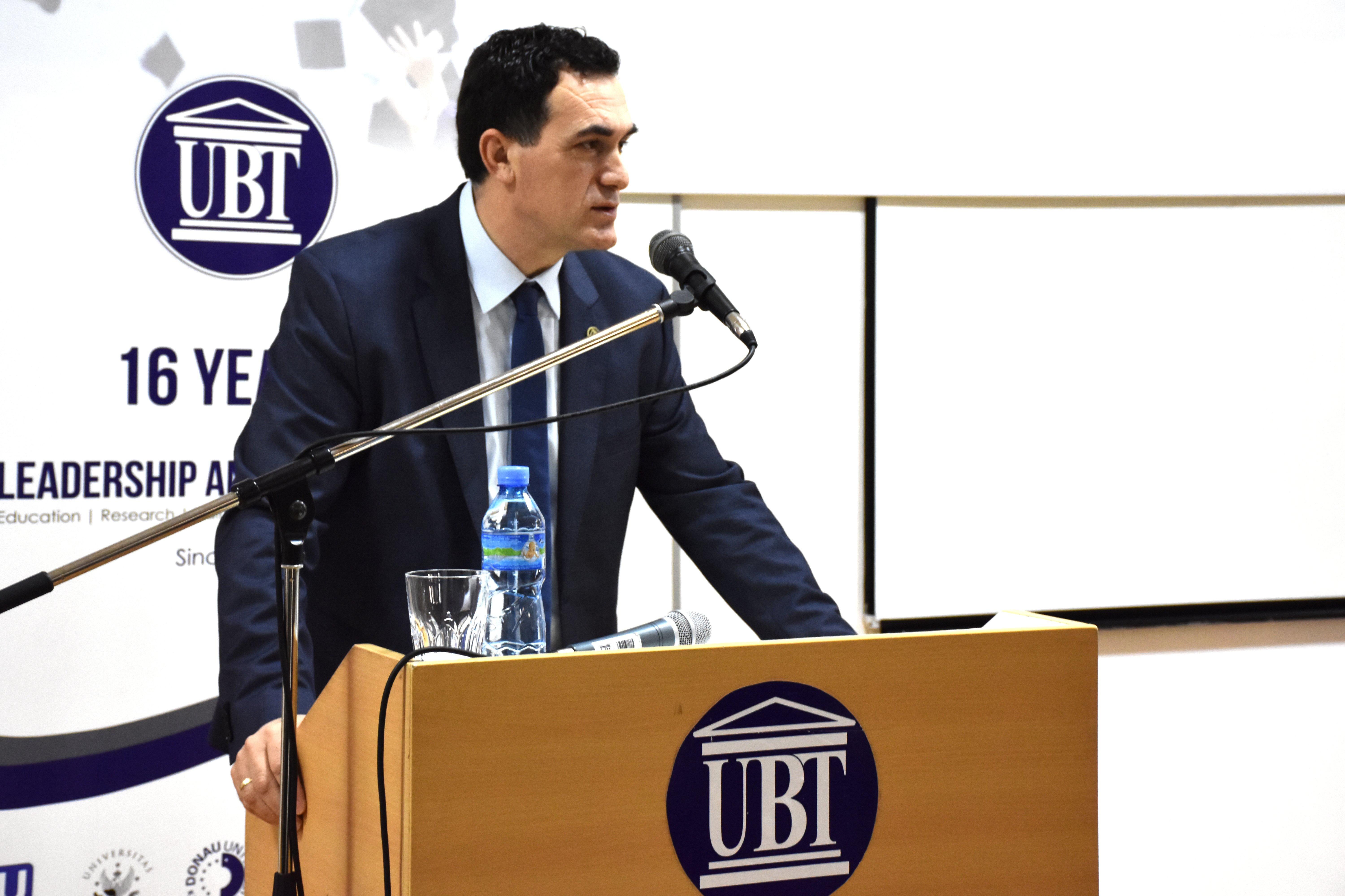 UBT uron për Ditën e Mësuesit