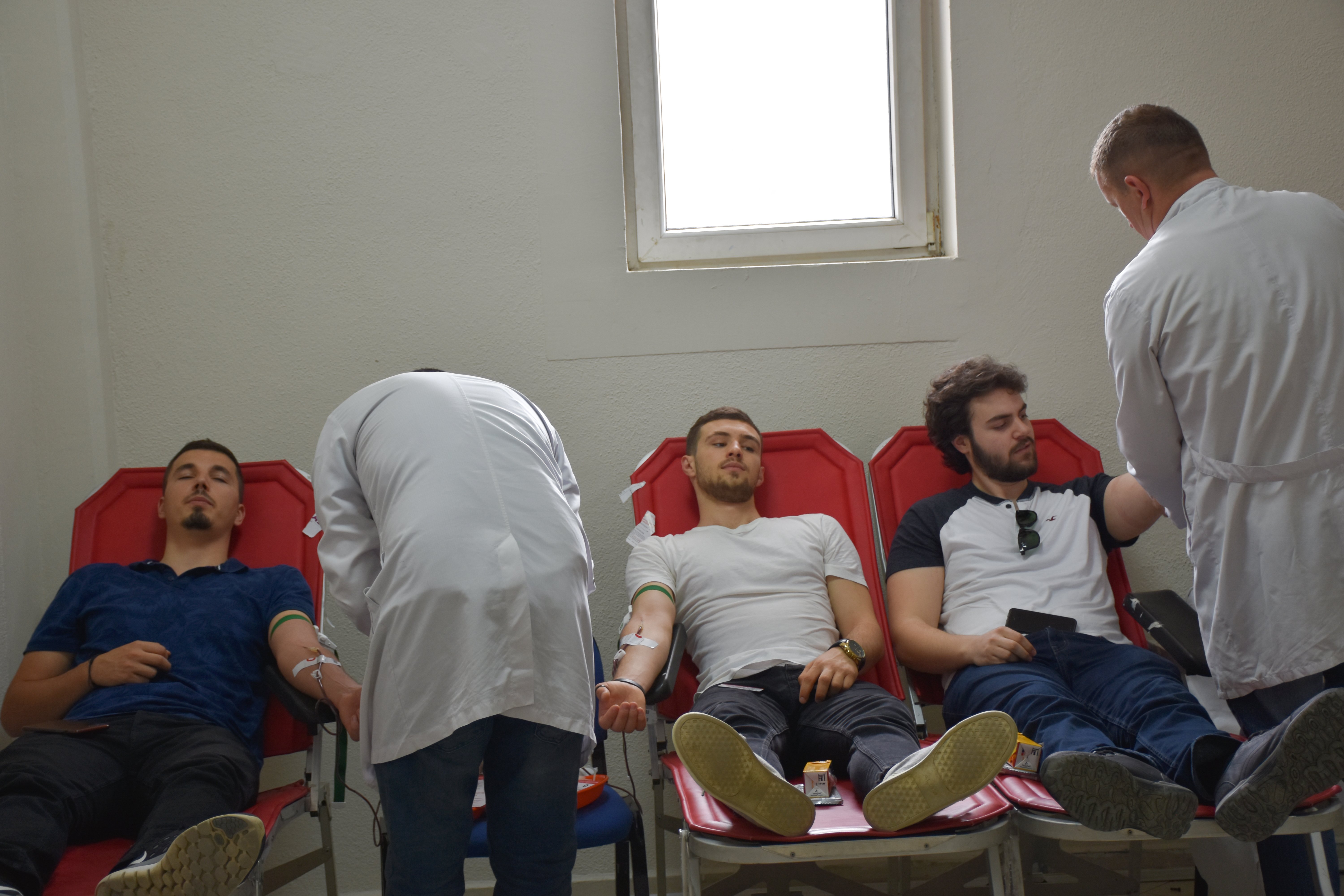 Stafi dhe studentët e UBT-së dhurojnë gjak