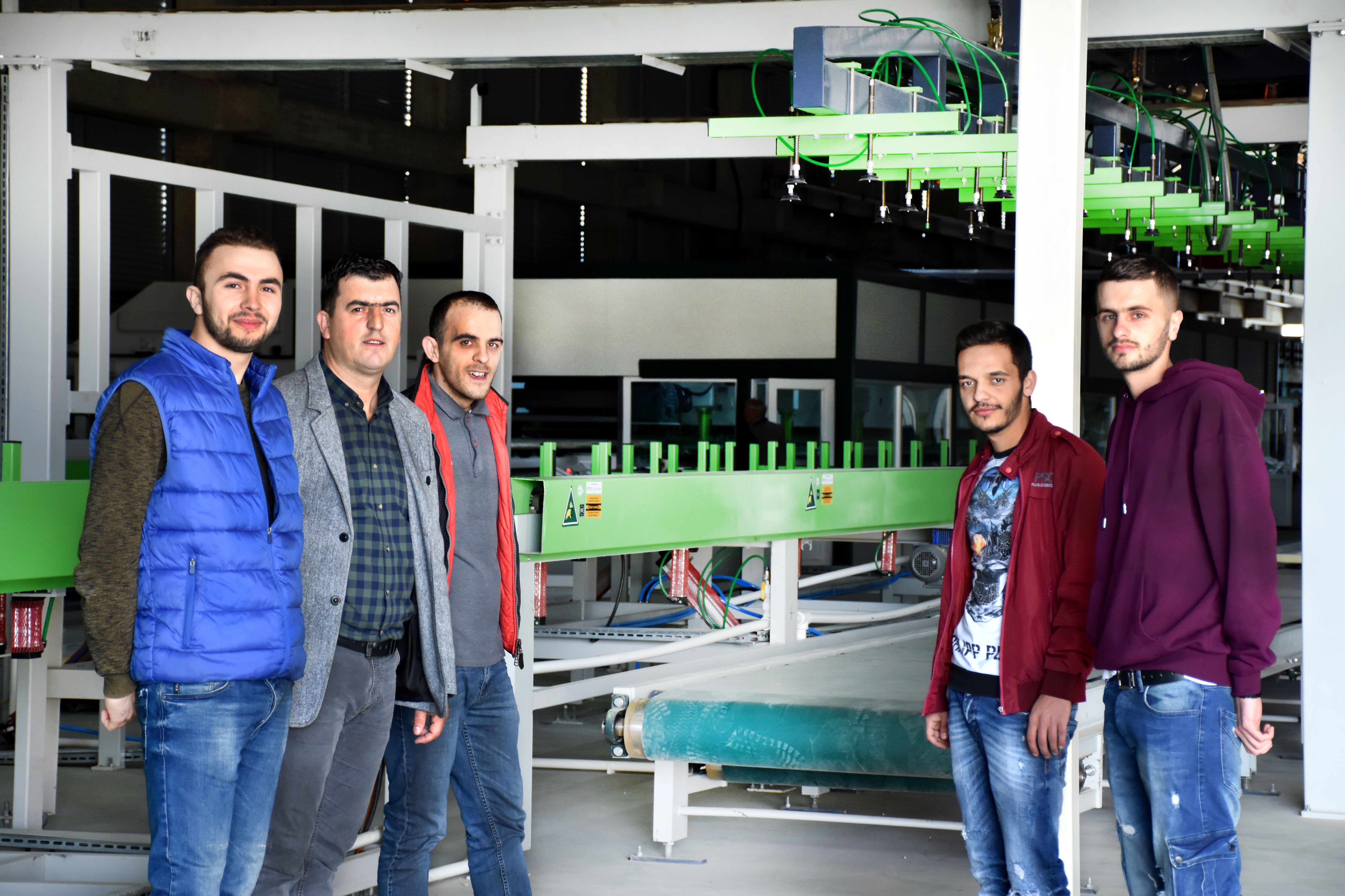 Ish-studenti i UBT-së krijon fabrikën e parë në regjion për prodhimin e paneleve