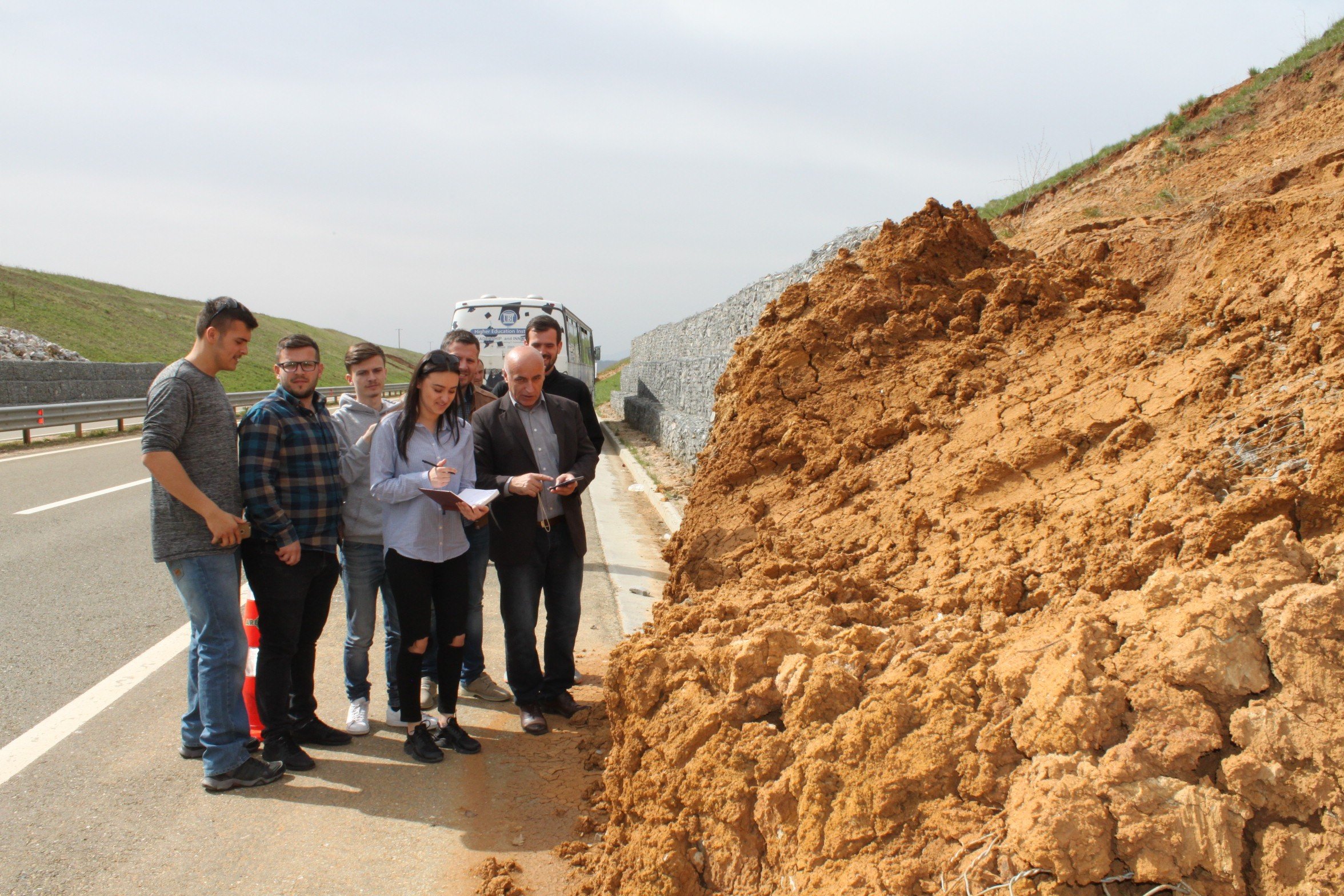 Studentët e Fakultetit të Inxhinierisë Ndërtimore vizituan lokacionet e rrëshqitjes së dheut në autostradën “Ibrahim Rugova”