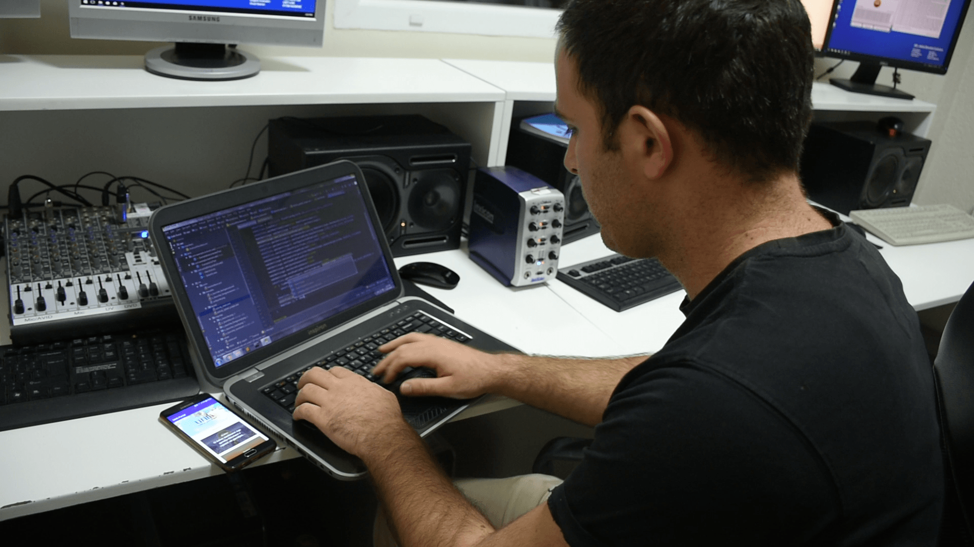 Studenti Nderim Bytyçi krijon versionin telefonik për portalin Unik