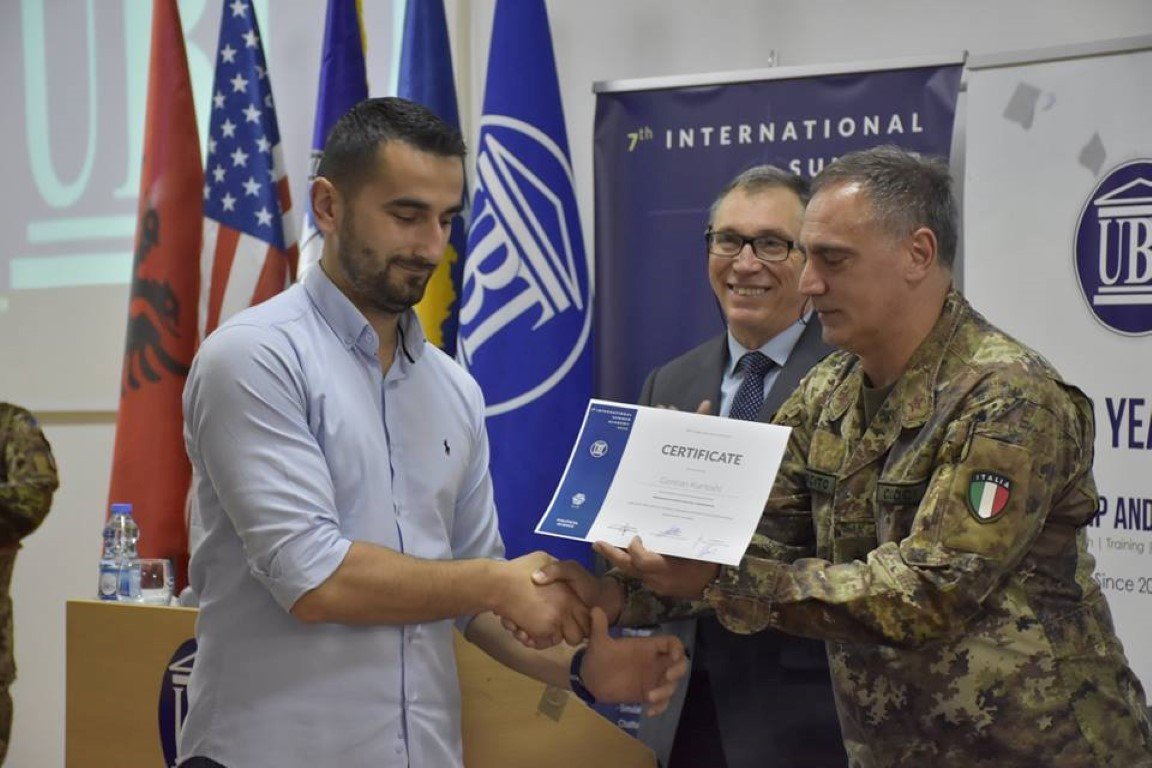 Komandanti i KFOR-it certifikon studentët e ANV-së së Shkencave Politike