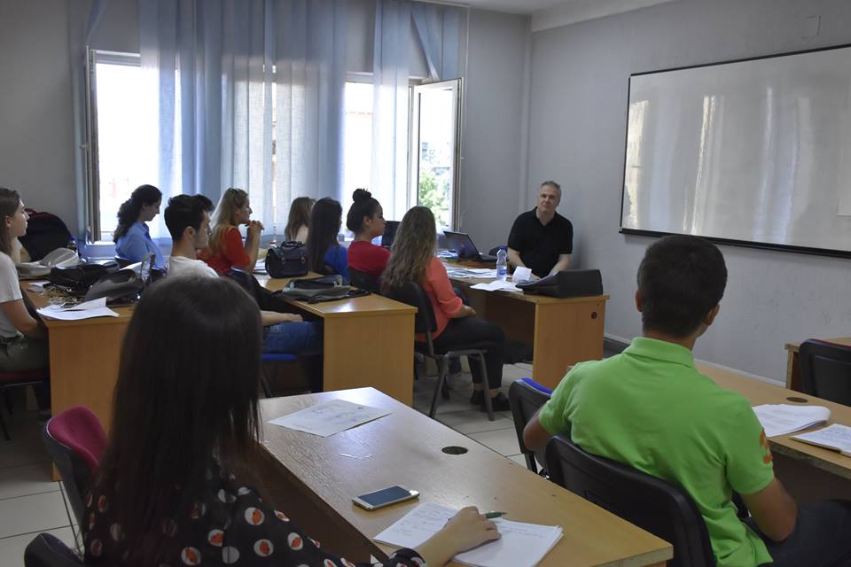 Profesori Lothar Hoffman vazhdon ligjërimin për pjesëmarrësit e ANV-së