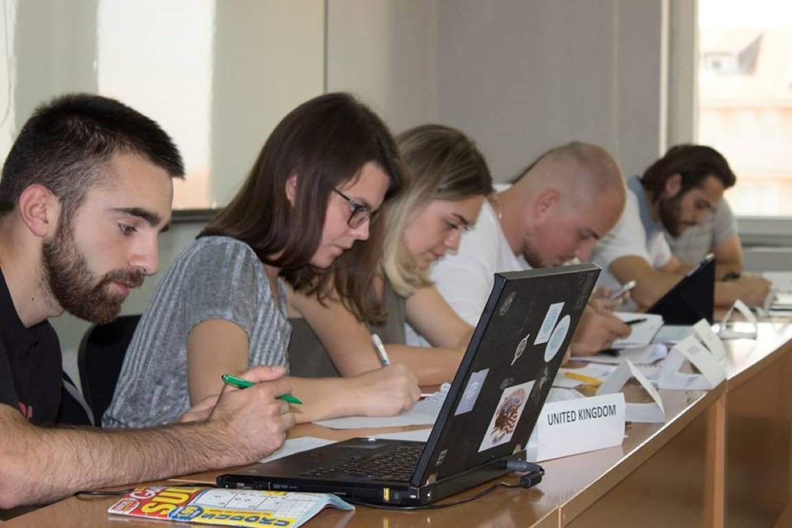 Pjesëmarrësit e ANV-së së Shkencave Politike nisin simulimin për zgjidhjen e konfliktit imagjinar