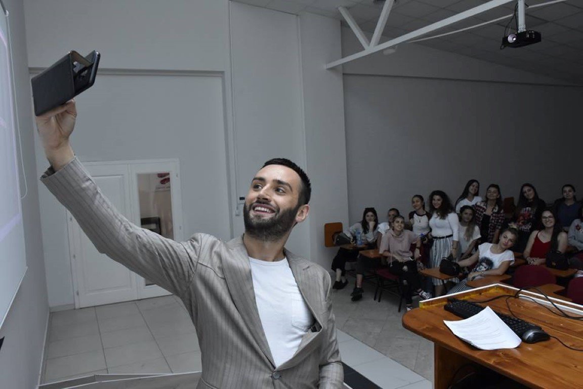 Në ANV-në e Dizajnit të Integruar, dizajneri Mr. Rex tregon për sukseset e tij në modë