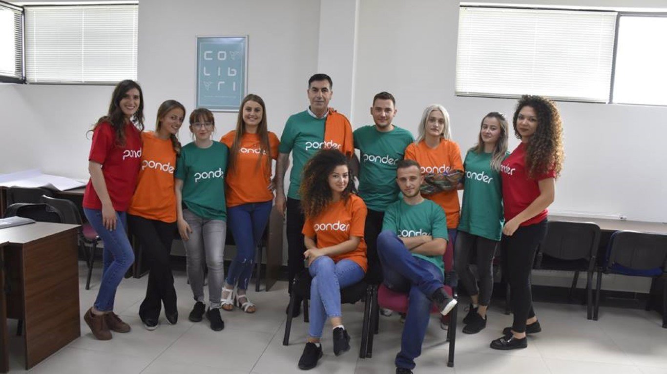 Në “PONDER”, të rinjtë mësojnë për shkrim-leximin dhe të menduarit kritik (Foto)