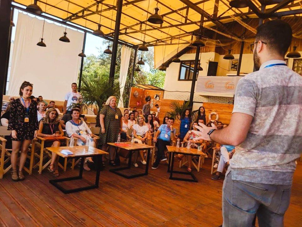 Studenti i UBT-së, Emin Emini ligjërues në aktivitetin “Girls Coding Kosova”