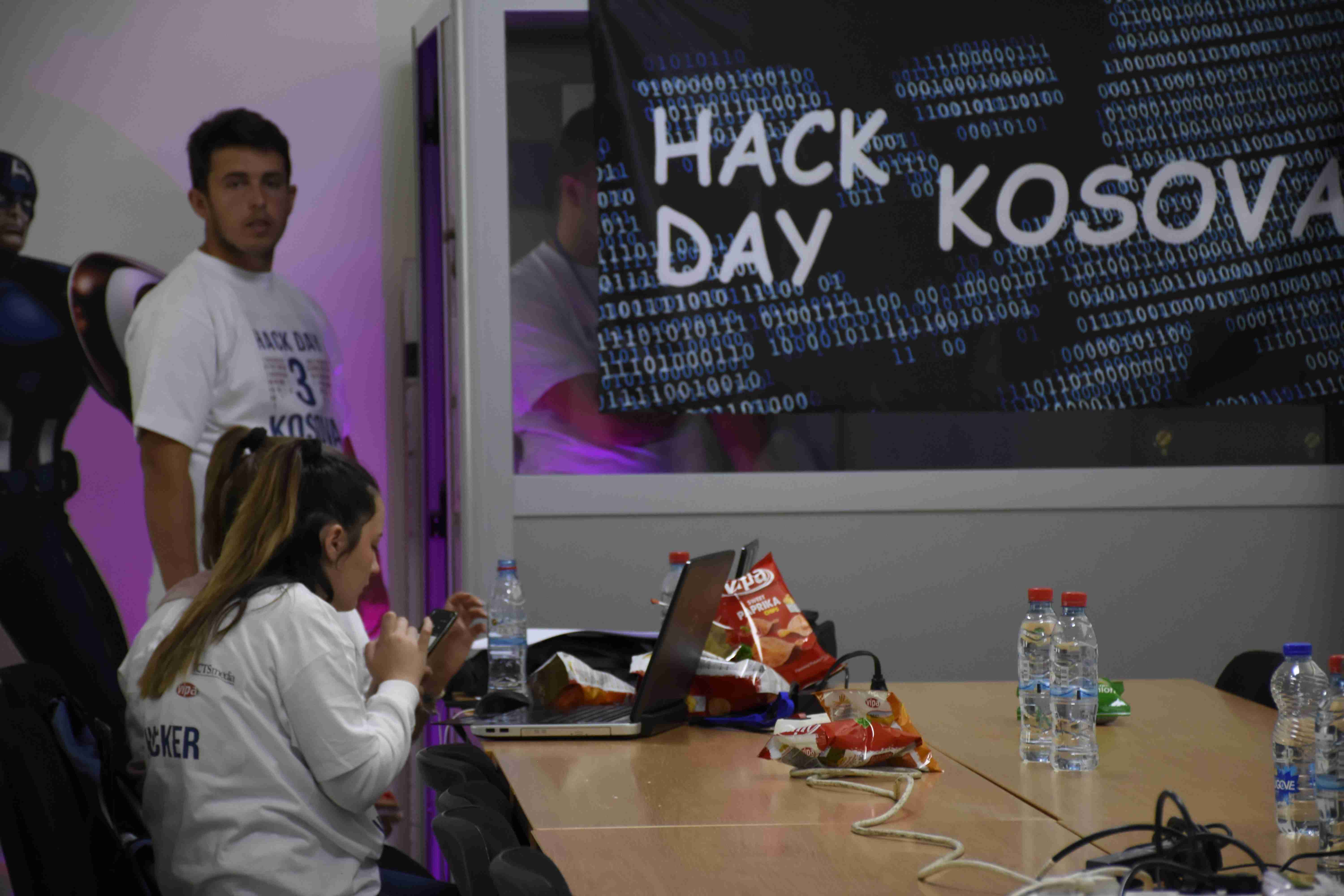 Dhjetëra të rinj entuziastë hakojnë në garën për siguri kibernetike “Hack Day Kosova 2018”