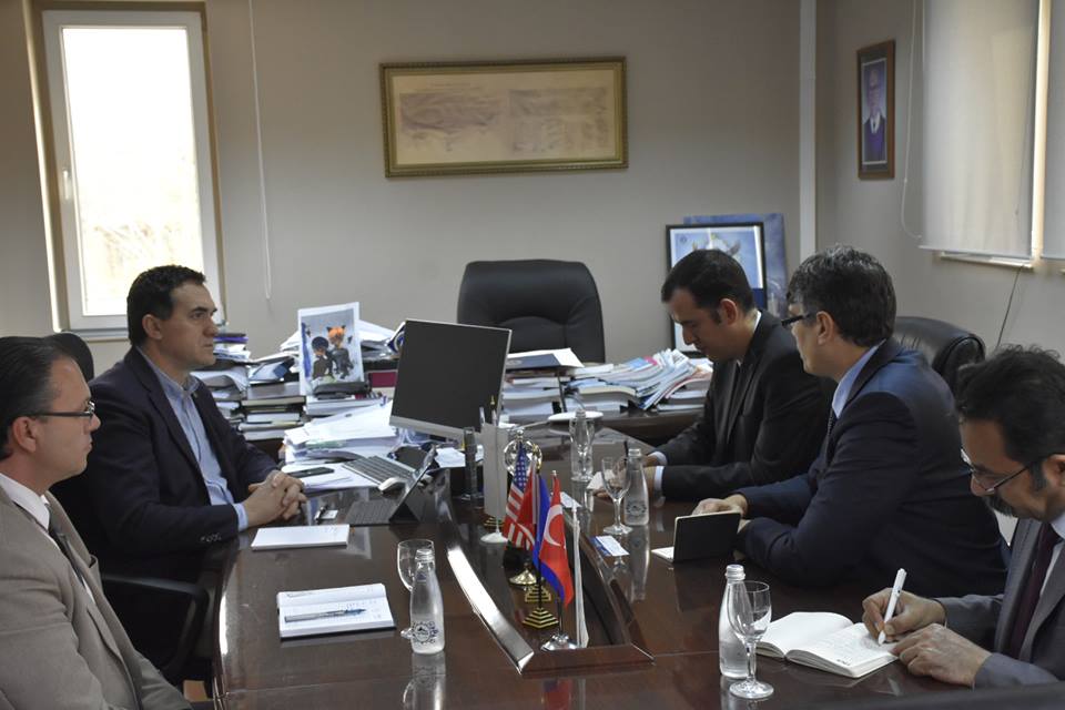 Rektori Hajrizi pret në takim drejtorin e TIKA-s në Kosovë, Hasan Burak Ceran