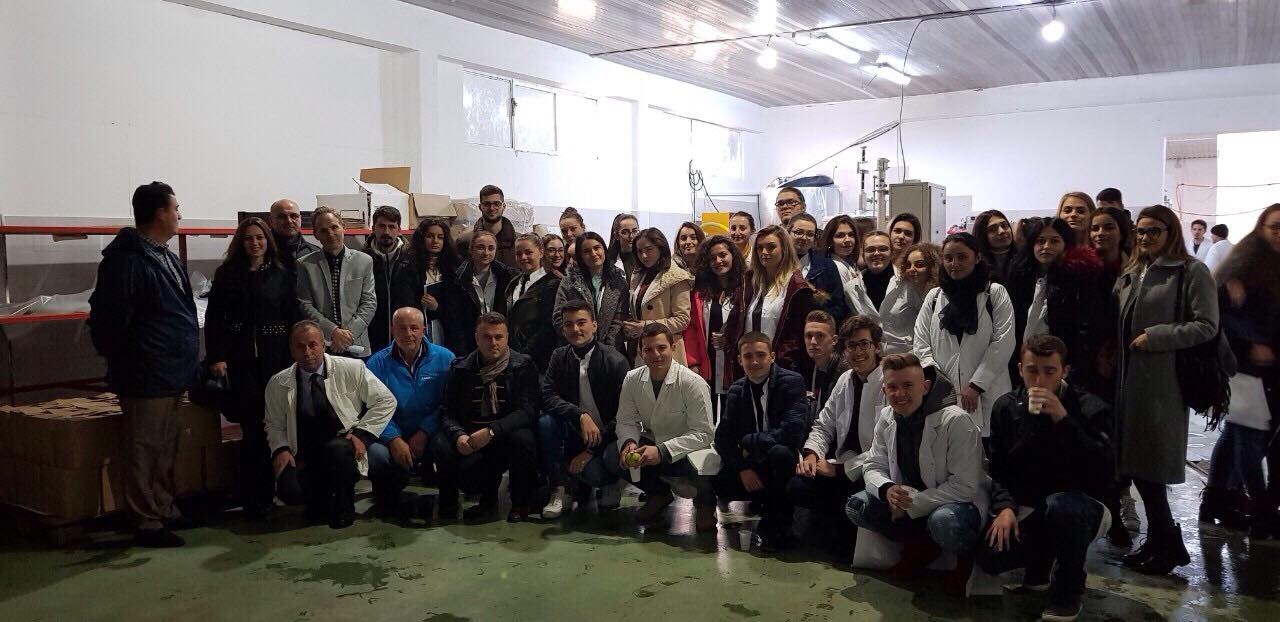 Studentët e Shkencave të Ushqimit vizitojnë fabrikën “Biofruti”