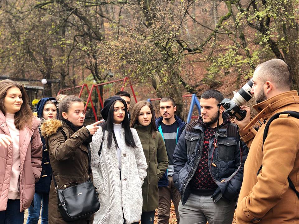    Studentët e Fakultetit Media dhe Komunikim zhvillojnë punën praktike në terren