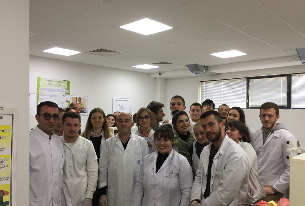 Studentët e Shkencave të Ushqimit dhe Bioteknologjisë realizojnë punë laboratorike dhe testojnë vlerat e produkteve ushqimore