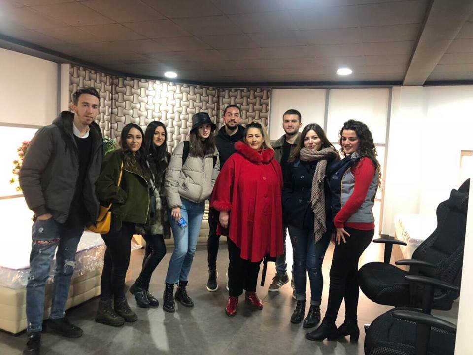 Studentët e Dizajnit të Integruar vizituan mobilierinë “Walker”