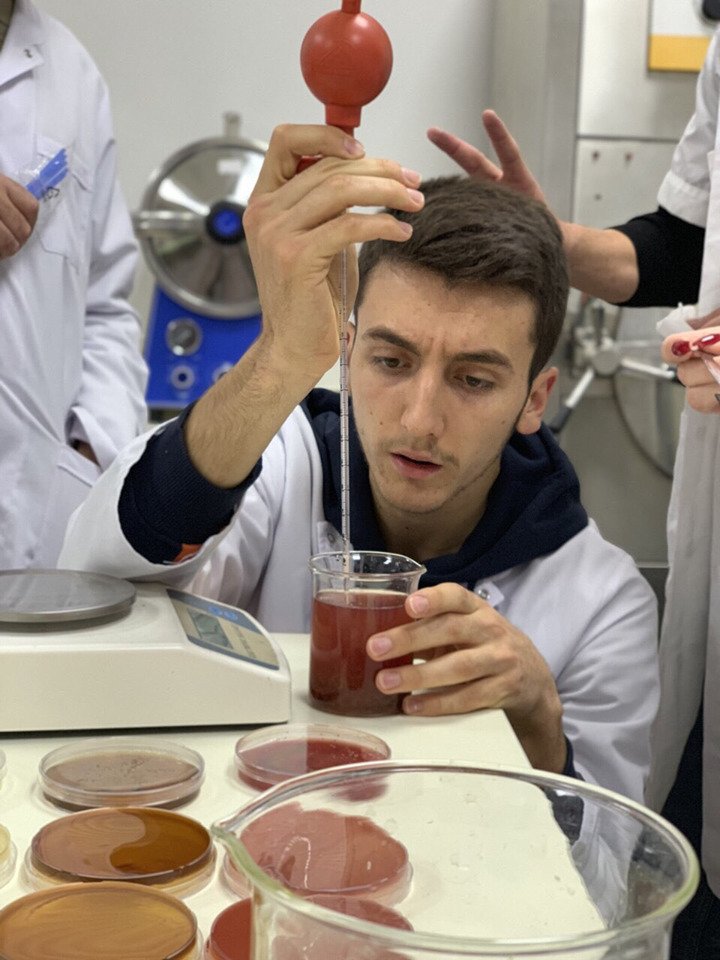 Studentët e Shkencave të Ushqimit dhe Bioteknologjisë po realizojnë punë intensive laboratorike