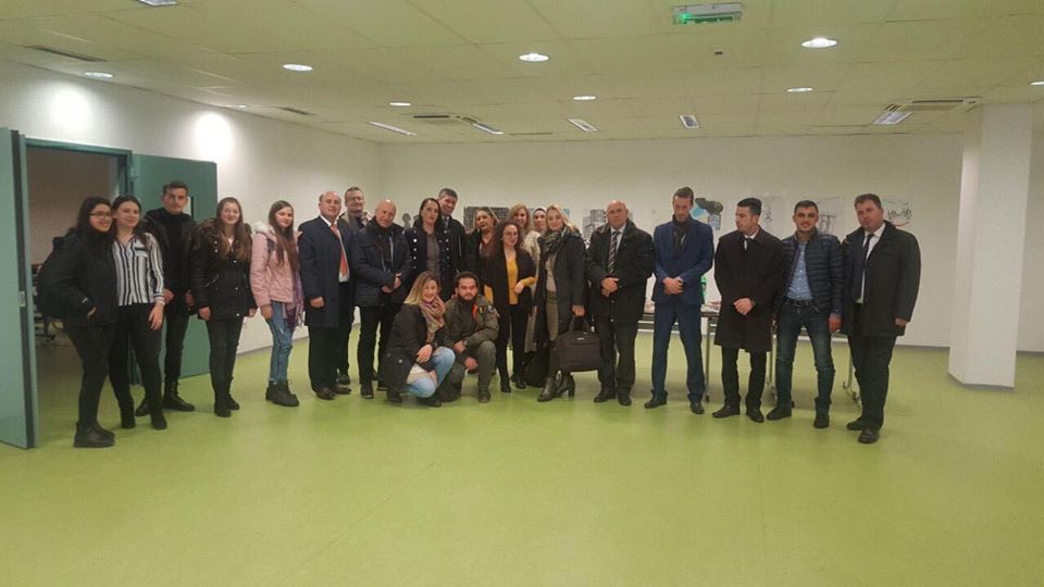 Profesorët në UBT, mbajnë ligjërata vetëdijesuese për çështjet mjedisore në Lipjan