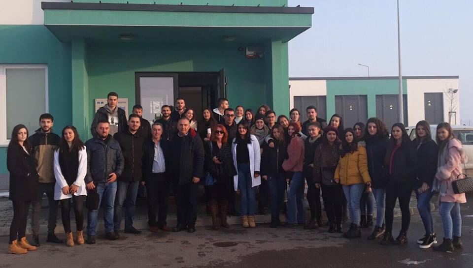 Studentët e Shkencave të Ushqimit dhe Bioteknologjisë vizituan Fabrikën e Ujit, në Shkabaj
