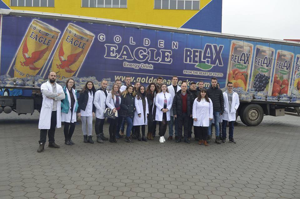 Studentët e Fakultetit Shkenca të Ushqimit dhe Bioteknologji shohin procesin teknologjik të prodhimit të produkteve në “Frutex”