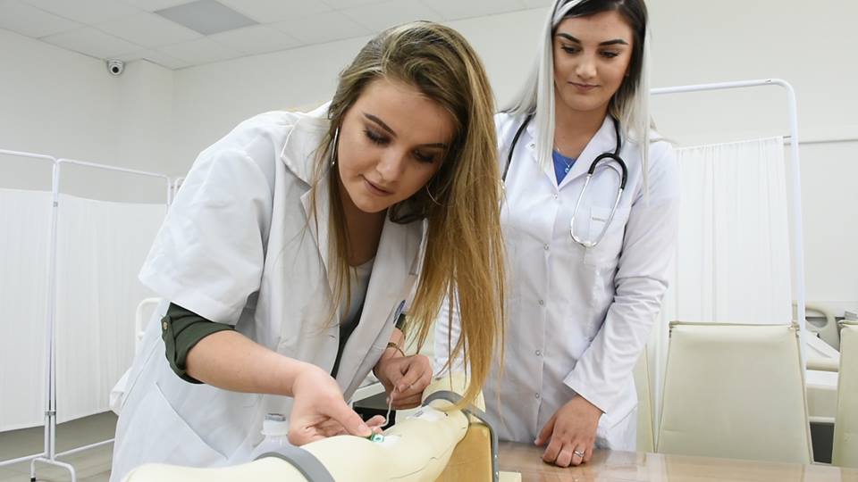 UBT u mundëson studentëve të Infermierisë të ndjekin praktikën profesionale në spitalet rajonale të Kosovës