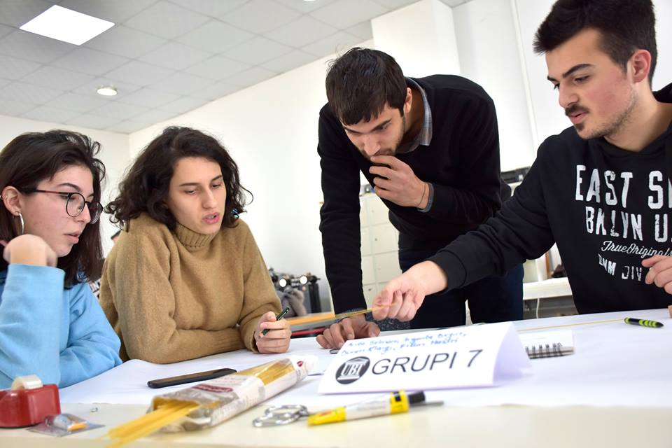 Studentët e UBT-së shfaqin kreativitetin e tyre në garën “1st Spaghetti Bridge Building 2018 Challenge”