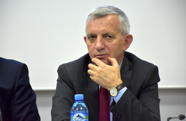 NJOFTIM: Nesër në UBT mbahet diskutim i hapur me ambasadorin Qemail Minxhozi