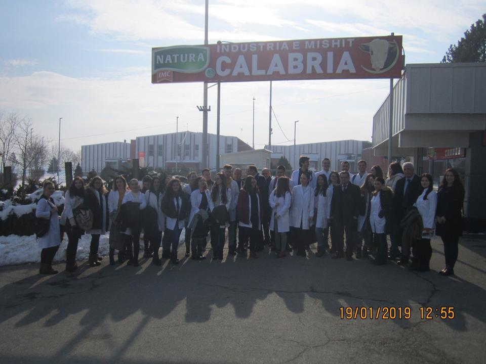 Studentët e Shkencave të Ushqimit vizituan fabrikën për përpunimin e mishit “Calabria” në Gjilan